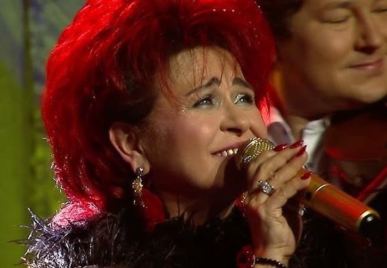Bernadeta Kowalska podczas występu na żywo.
