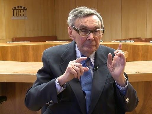 Dłonie Mariana Turskiego, symbol siły i pamięci.