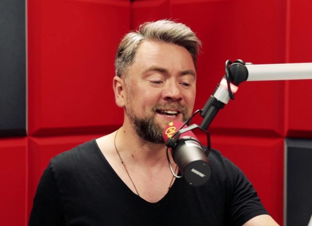 Kuba Badach podczas pracy w studiu muzycznym.