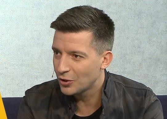 Michał Cessanis w egzotycznym miejscu, eksplorujący lokalny targ