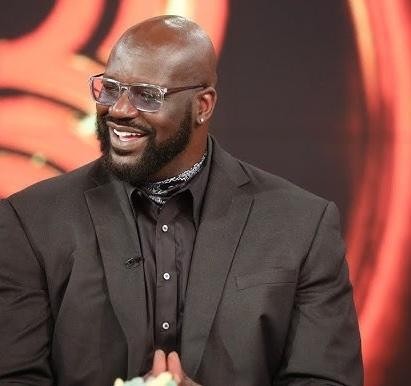 Ikoniczne zdjęcie Shaquille'a O'Neala w barwach Los Angeles Lakers, w akcji pod koszem.
