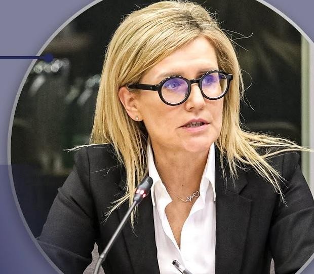 Symboliczna walka o niezależność sądownictwa w Polsce – prokurator Ewa Wrzosek w tle.