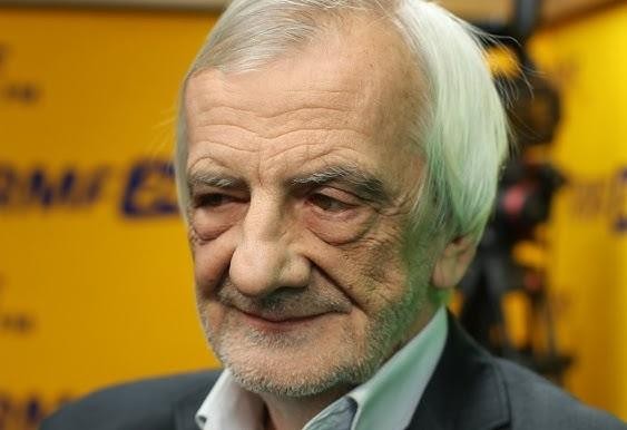 Ryszard Terlecki w miejscu pracy, analizujący dokumenty.