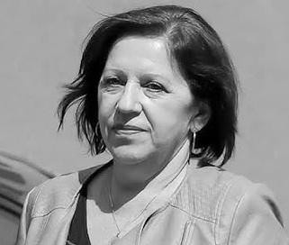 Barbara Skrzypek podczas pracy w biurze.