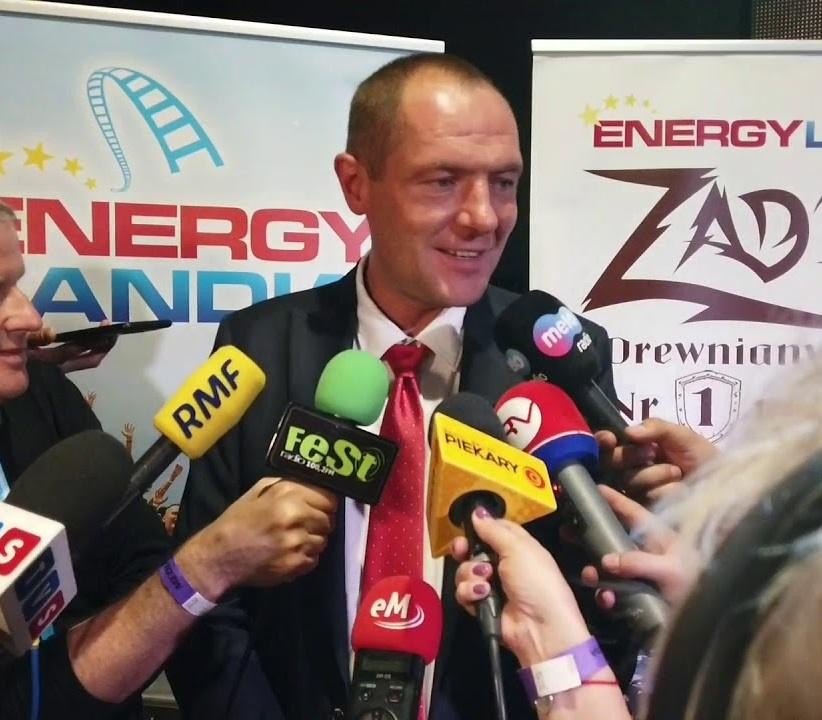 Pojazd SSV (SSV) podczas rajdu terenowego, z kierowcą w akcji.