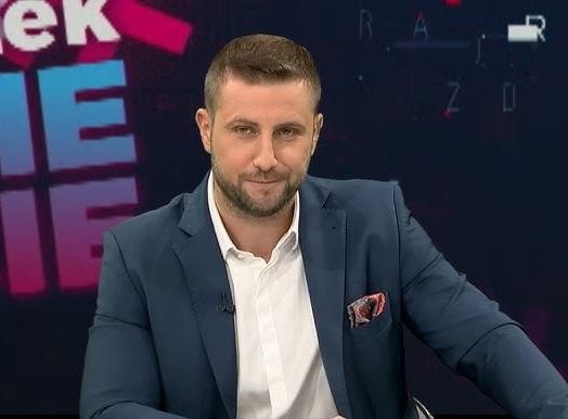 Miłosz Kłeczek, polski dziennikarz, w studiu telewizyjnym.