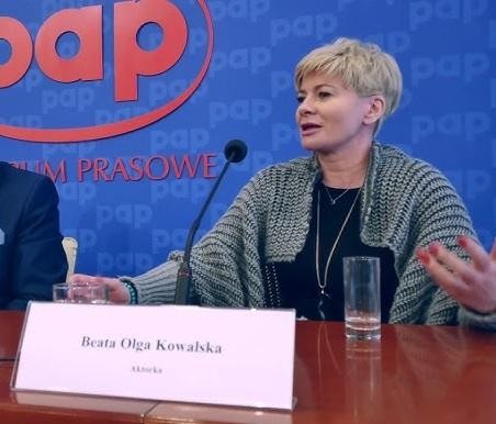 Beata Olga Kowalska w naturalnej, aktorskiej pozie, podkreślającej jej wszechstronność.